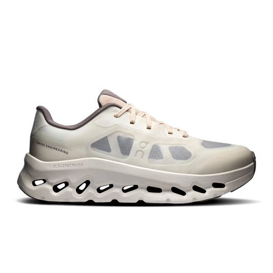 Sneakers On Beige - photo 1/6 - UrbanDrip